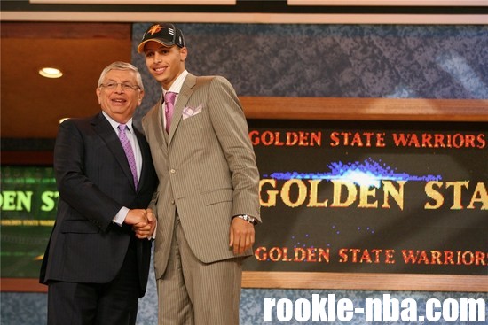 09年NBA选秀库里在首轮第7顺位被勇士选中
